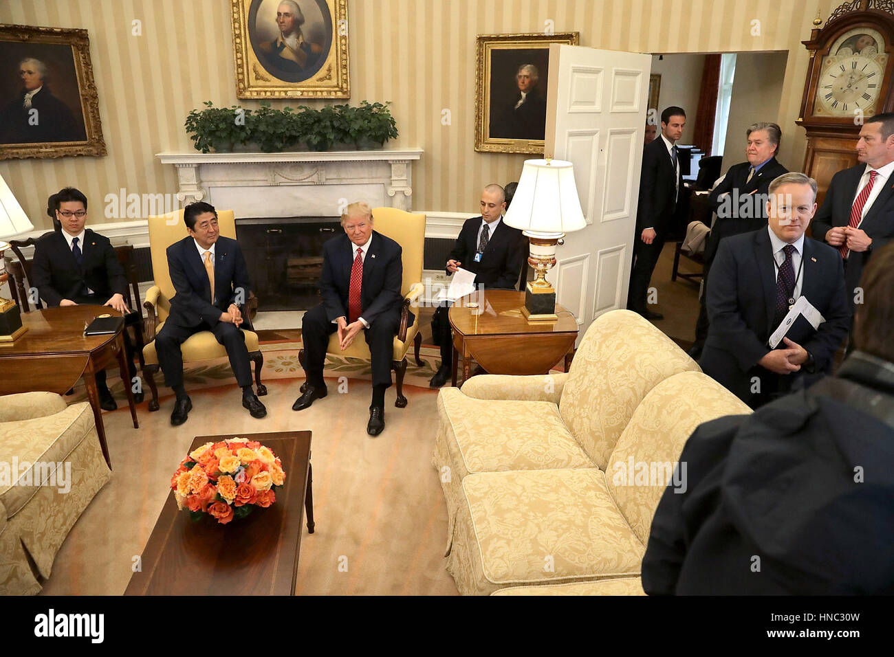 Washington DC, Stati Uniti d'America. Il 10 febbraio 2017. Stati Uniti Presidente Donald Trump (C) e il Primo Ministro giapponese Shinzo Abe posa per fotografie prima di incontri bilaterali all Ufficio Ovale della Casa Bianca Febbraio 10, 2017 a Washington, DC. Trump e Abe sono expe Foto Stock