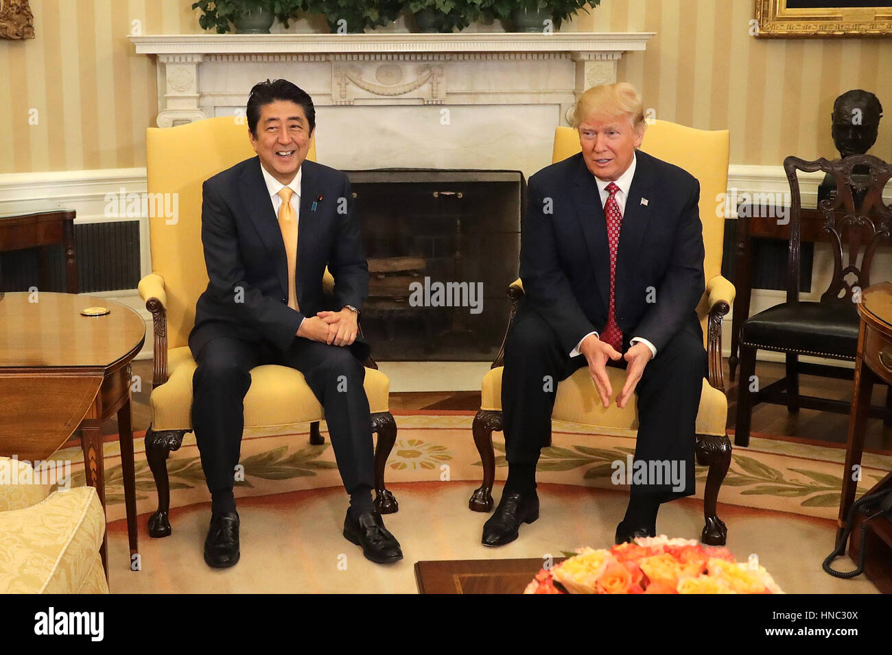 Washington DC, Stati Uniti d'America. Il 10 febbraio 2017. Stati Uniti Presidente Donald Trump (R) e il Primo Ministro giapponese Shinzo Abe posa per fotografie prima di incontri bilaterali all Ufficio Ovale della Casa Bianca Febbraio 10, 2017 a Washington, DC. Trump e Abe sono expe Foto Stock