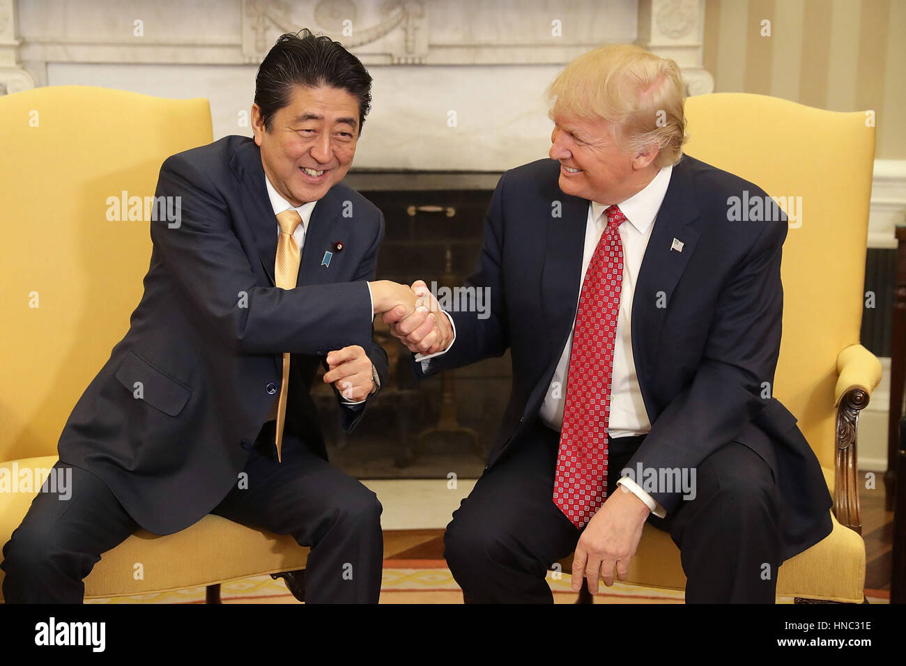 Washington DC, Stati Uniti d'America. Il 10 febbraio 2017. Stati Uniti Presidente Donald Trump (R) e il Primo Ministro giapponese Shinzo Abe posa per fotografie prima di incontri bilaterali all Ufficio Ovale della Casa Bianca Febbraio 10, 2017 a Washington, DC. Trump e Abe sono expe Foto Stock