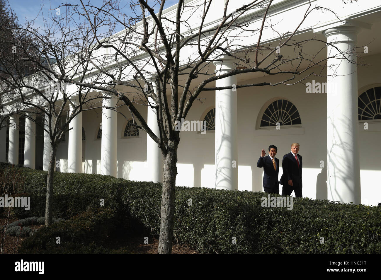 Washington DC, Stati Uniti d'America. Il 10 febbraio 2017. Stati Uniti Presidente Donald Trump e il Giappone il Primo Ministro Shinzo Abe camminare insieme per la loro conferenza stampa congiunta nella Sala Est della Casa Bianca nel febbraio 10, 2017 a Washington, DC. Si tratta di Abe primo ufficiale Foto Stock