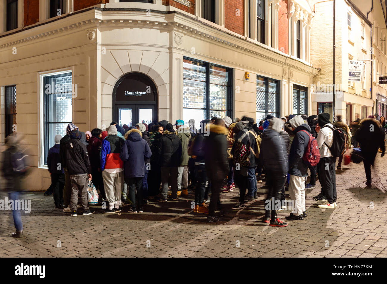 Nottingham, Regno Unito. 10 feb 2017. Sneakerheads sono in coda al di fuori di una calzatura store su Bridlesmith gate in Nottingham City Centre, alcuni poiché Mercoledì.Essi sono in coda per Kanye West 'Yeezy stivali" intorno a £150.00 una coppia, la scarpa store è il solo posto in vendita nel Regno Unito i formatori . Credito: Ian Francesco/Alamy Live News Foto Stock