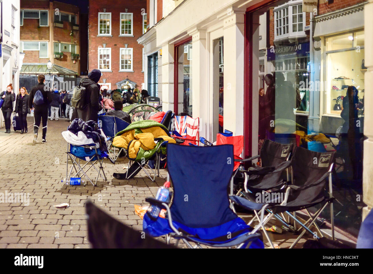 Nottingham, Regno Unito. 10 feb 2017. Sneakerheads sono in coda al di fuori di una calzatura store su Bridlesmith gate in Nottingham City Centre, alcuni poiché Mercoledì.Essi sono in coda per Kanye West 'Yeezy stivali" intorno a £150.00 una coppia, la scarpa store è il solo posto in vendita nel Regno Unito i formatori . Credito: Ian Francesco/Alamy Live News Foto Stock