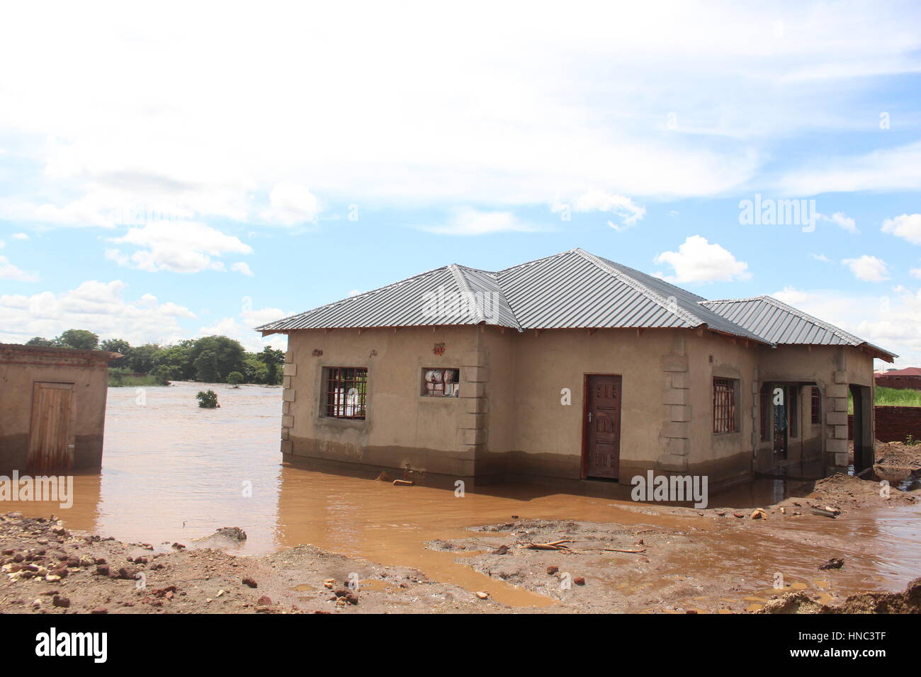 Lilongwe. Xi Febbraio, 2017. Foto scattata nel febbraio 10 mostra le case colpite dalle alluvioni a Lilongwe, Malawi. Le inondazioni hanno devastato il Malawi capitale Lilongwe venerdì mattina lo spostamento di residenti, costringendo il Malawi Defense Force in aero-rescue risposta utilizzando gli elicotteri. Credito: Chisomo Dickson/Xinhua/Alamy Live News Foto Stock