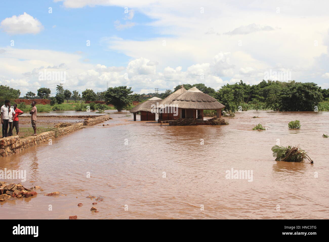 Lilongwe. Xi Febbraio, 2017. Foto scattata nel febbraio 10 mostra le case colpite dalle alluvioni a Lilongwe, Malawi. Le inondazioni hanno devastato il Malawi capitale Lilongwe venerdì mattina lo spostamento di residenti, costringendo il Malawi Defense Force in aero-rescue risposta utilizzando gli elicotteri. Credito: Chisomo Dickson/Xinhua/Alamy Live News Foto Stock