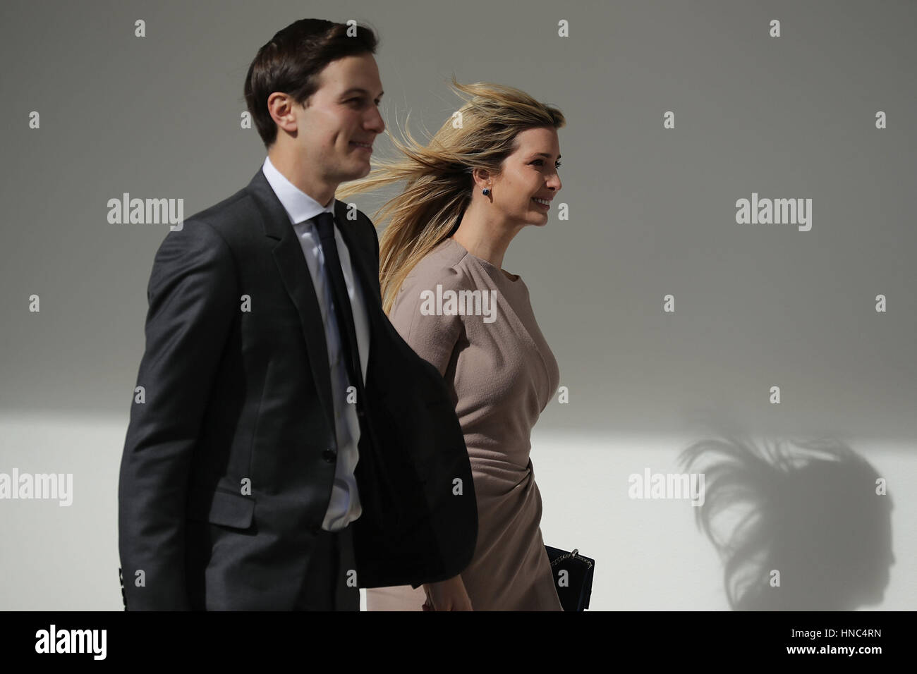 Casa bianca Senior Advisor del Presidente per la pianificazione strategica Jared Kushner (L) e di sua moglie e presidente Donald Trump della figlia Ivanka Trump a piedi giù per la West Wing colonnato a seguito di una riunione bilaterale tra Trump e il Primo Ministro giapponese Foto Stock