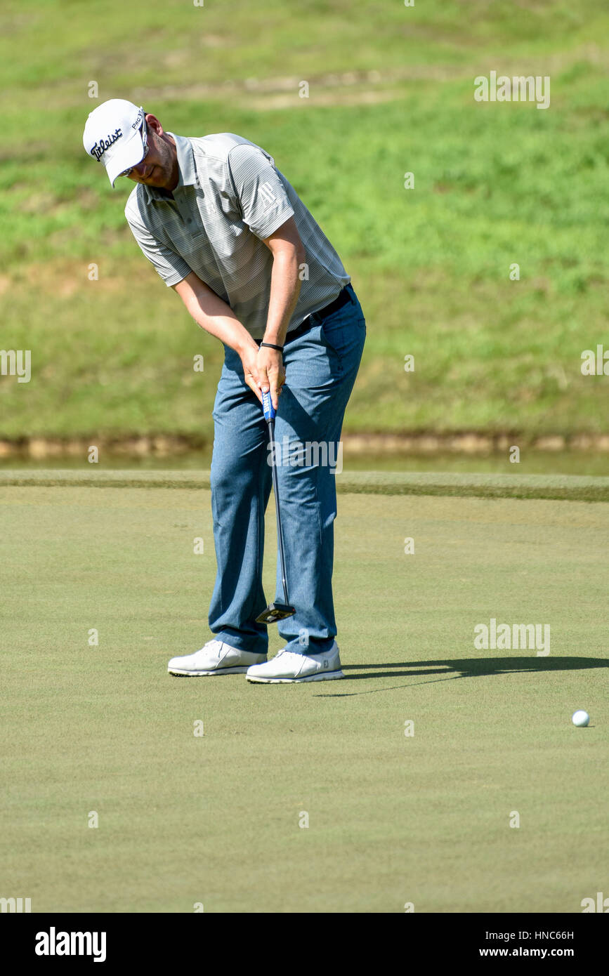 Kuala Lumpur, Malesia. Xi Febbraio 2017. Bernd Wiesberger dell'Austria putts durante il giorno tre del Campionato Maybank Malaysia a Saujana Golf Club a febbraio 11, 2017 a Kuala Lumpur, Malesia. Credito: Chris JUNG/Alamy Live News Foto Stock