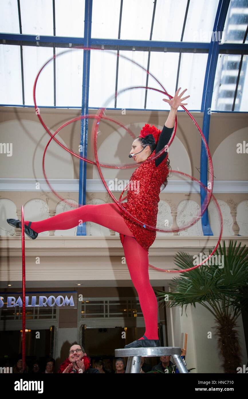 La Sig.ra Polly Hoops apre il favoloso festival 'Showzam' con il suo spettacolo di cinque hula hoop ai Winter Gardens di Blackpool. Polly si esibisce fin dall'età di tre anni e ha un background in balletto e una laurea in Drama & Theatre Arts presso la Goldsmiths University di Londra. Torna per il suo 10th anni il festival è pieno di magia e teatro di strada in tutta la famosa città nord-occidentale. Credit: Cernan Elias/Alamy Live News Foto Stock