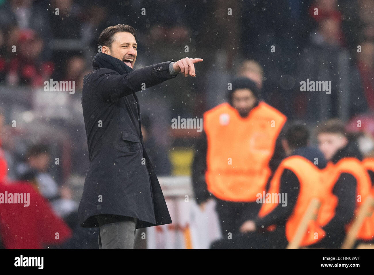 BayArena Leverkusen, Germania. Xi Febbraio, 2017. Francoforte allenatore Niko Kovac gesti dal margine durante la Bundesliga tedesca partita di calcio tra Bayer Leverkusen e Eintracht Francoforte nella BayArena Leverkusen, Germania, 11 febbraio 2017. (EMBARGO CONDIZIONI - ATTENZIONE: grazie all'accreditamento guidlines, il DFL consente solo la pubblicazione e utilizzazione di fino a 15 immagini per corrispondenza su internet e nei contenuti multimediali in linea durante la partita.) Foto: Marius Becker/dpa/Alamy Live News Foto Stock