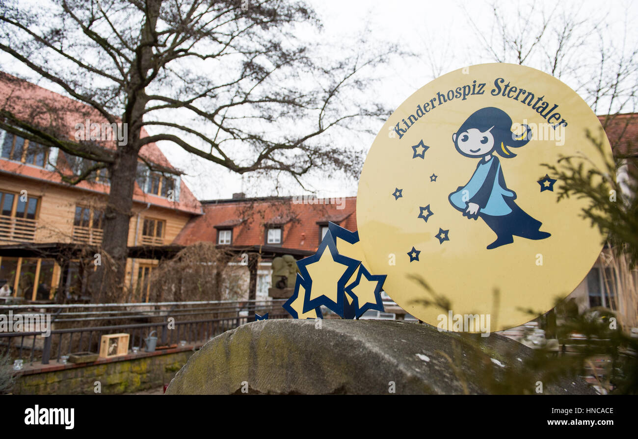 Dudenhofen, Germania. 7 febbraio, 2017. Vista dell'ingresso del ricovero per bambini Sterntaler in Dudenhofen, Germania, il 7 febbraio 2017. Il ricovero per bambini permette ai genitori di bambini gravemente malati a prendere una pausa per un periodo di tempo limitato. In aggiunta, l'ospizio offre cure terminale, molto simili ospizi per adulti. Foto: Susann Prautsch/dpa/Alamy Live News Foto Stock