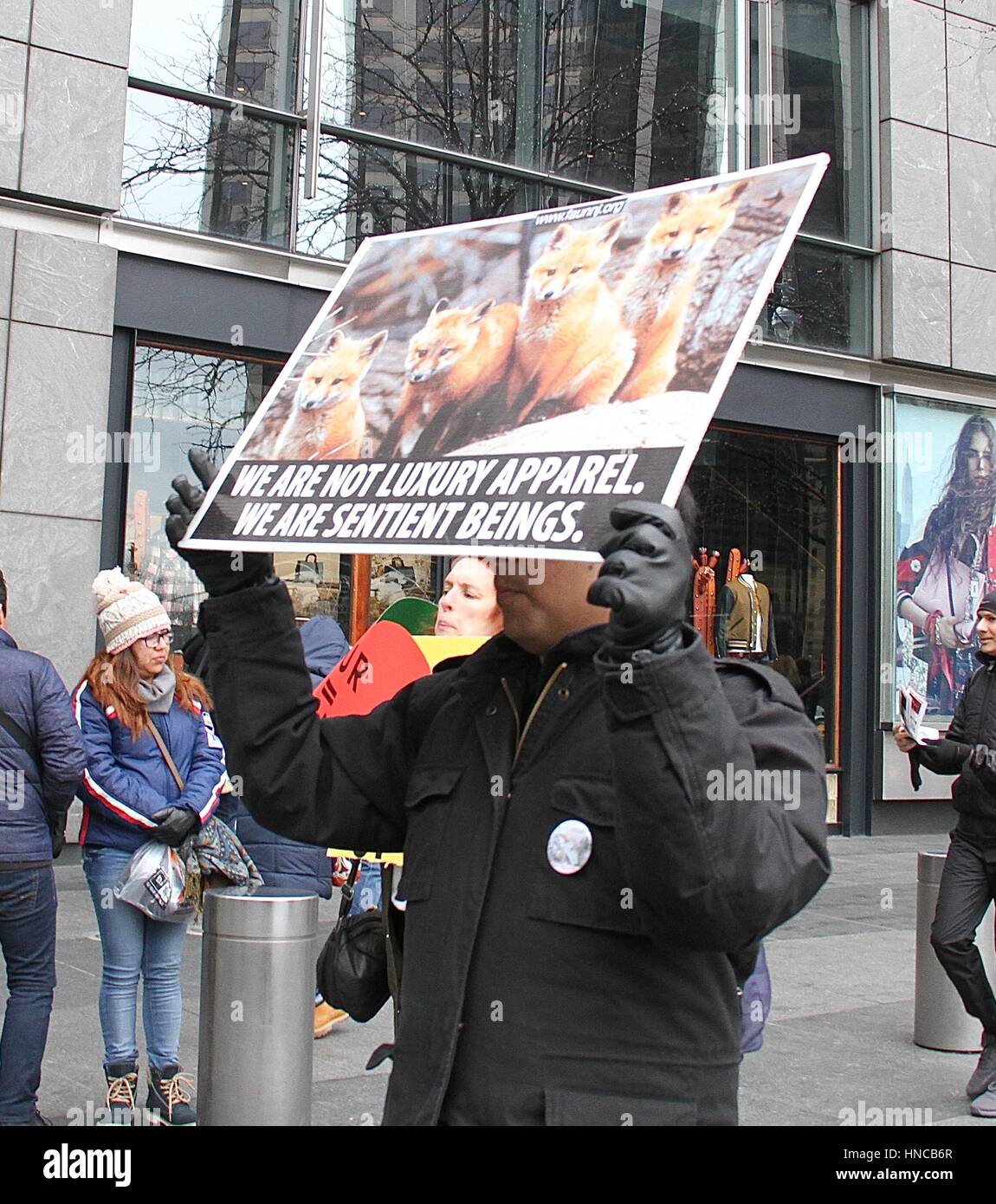 New York, NY, STATI UNITI D'AMERICA. Xi Febbraio, 2017. Anti-fur manifestanti voce da Bergdorf Goodman durante la settimana della moda di New York (NYFW) in New York New York il 11 febbraio, 2017. Foto Stock