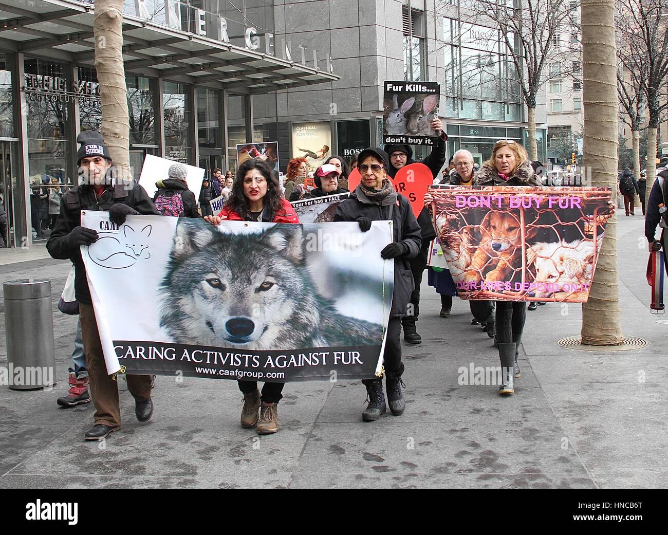 New York, NY, STATI UNITI D'AMERICA. Xi Febbraio, 2017. Anti-fur manifestanti voce da Bergdorf Goodman durante la settimana della moda di New York (NYFW) in New York New York il 11 febbraio, 2017. Foto Stock
