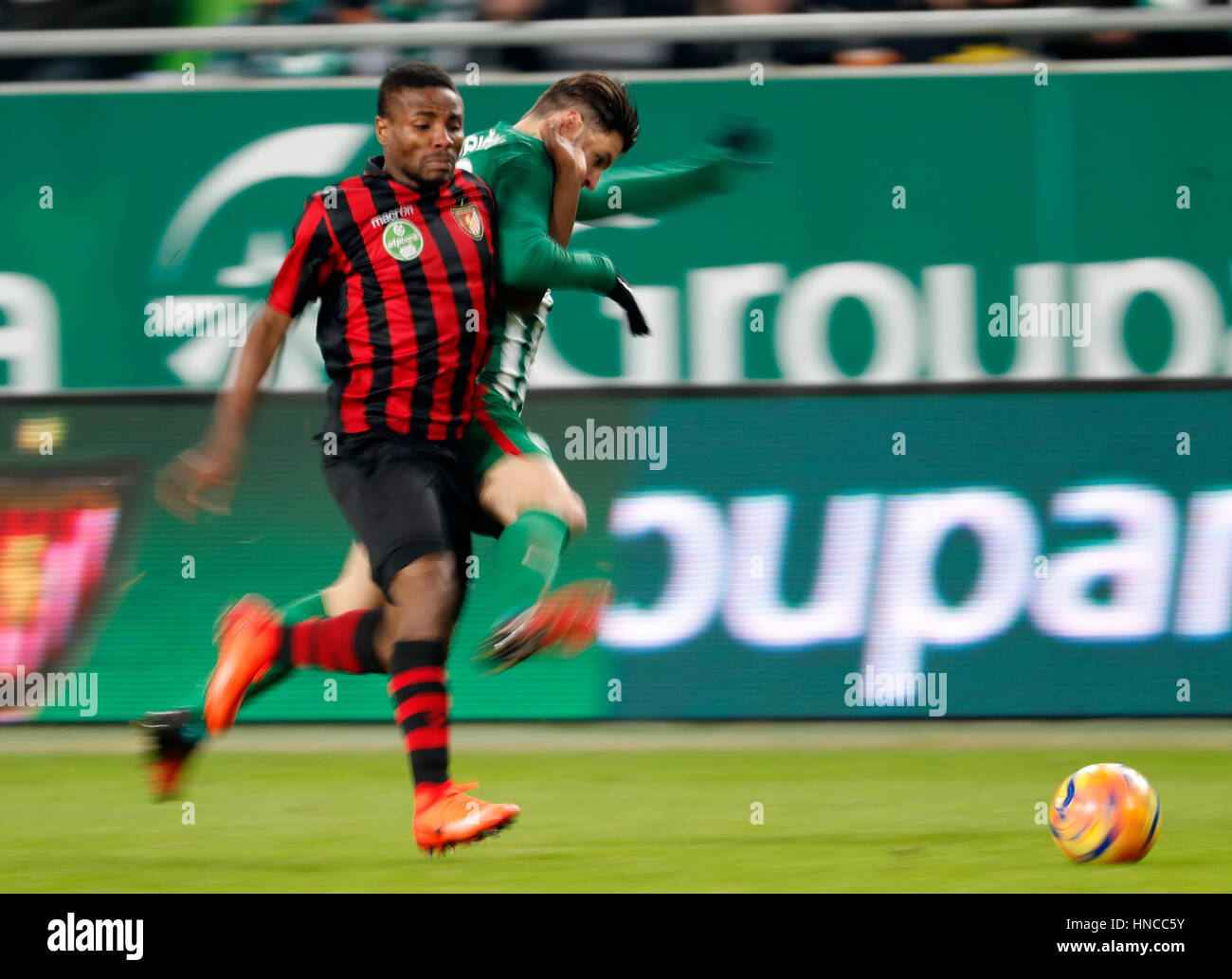 Budapest, Ungheria. Xi Febbraio, 2017. BUDAPEST, Ungheria - 11 febbraio: Marco Djuricin (R) di Ferencvarosi TC che combatte per la sfera con Patrick Ikenne King (L) di Budapest Honved durante la Coppa ungherese Round di 16 prima gamba match tra Ferencvarosi TC e Budapest Honved a Groupama Arena sul Febbraio 11, 2017 a Budapest, Ungheria. Credito: Laszlo Szirtesi/Alamy Live News Foto Stock