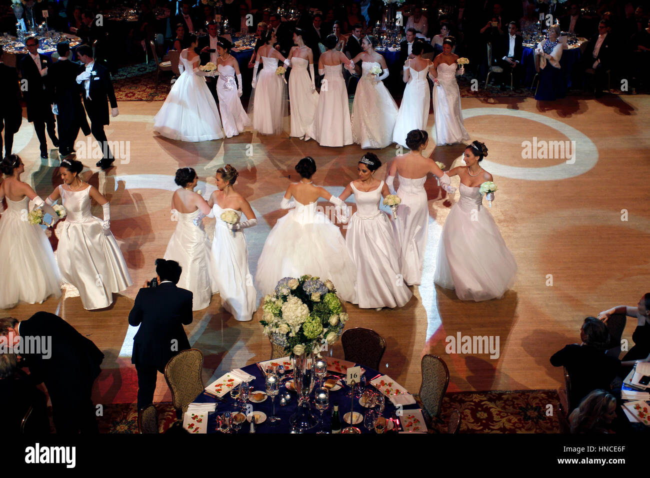 New York, Stati Uniti. 10 Febbraio, 2017. Ragazze di Sanfrediano essendo scortato sulla pista da ballo durante la sessantaduesima viennese di Opera Ball al Waldorf Astoria Hotel di New York City il 10 febbraio 2017. La serata ha celebrato il centocinquantesimo anniversario di Johann Strauss Valzer sul Danubio blu e la serata di gala è stata a beneficio dell'eredità di Leonard Bernstein, un progetto del Museo Ebraico in cooperazione con gli Stati Uniti Amici del Museo Ebraico di Vienna. Credito: Adam Stoltman/Alamy Live News Foto Stock