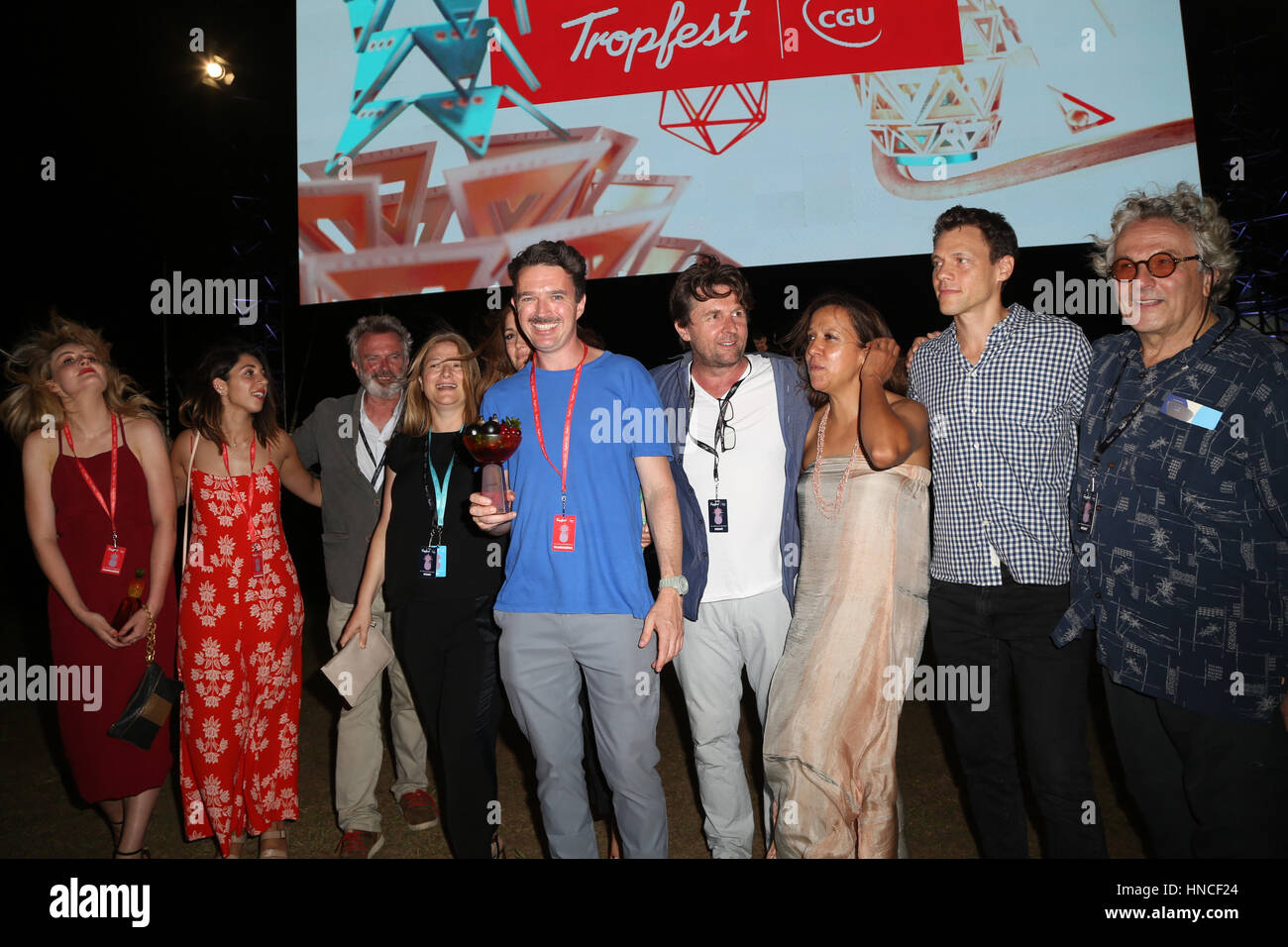 Sydney, Australia. 11 febbraio 2017. I vincitori del TROPFEST, il più grande del mondo di short film festival sono stati annunciati dopo l'evento di Parramatta Park, Western Sydney. Nella foto: foto di gruppo con Arielle Thomas e Ellenor Argyropoulos (2° posto), Tropfest 25 vincitore Matt giorno, i membri della giuria (George Miller, Sam Neill,Bruna Papandrea, Rose Byrne, Rachel Perkins e si Gluck) e fondatore John Polson. Credito: Richard Milnes/Alamy Live News Foto Stock