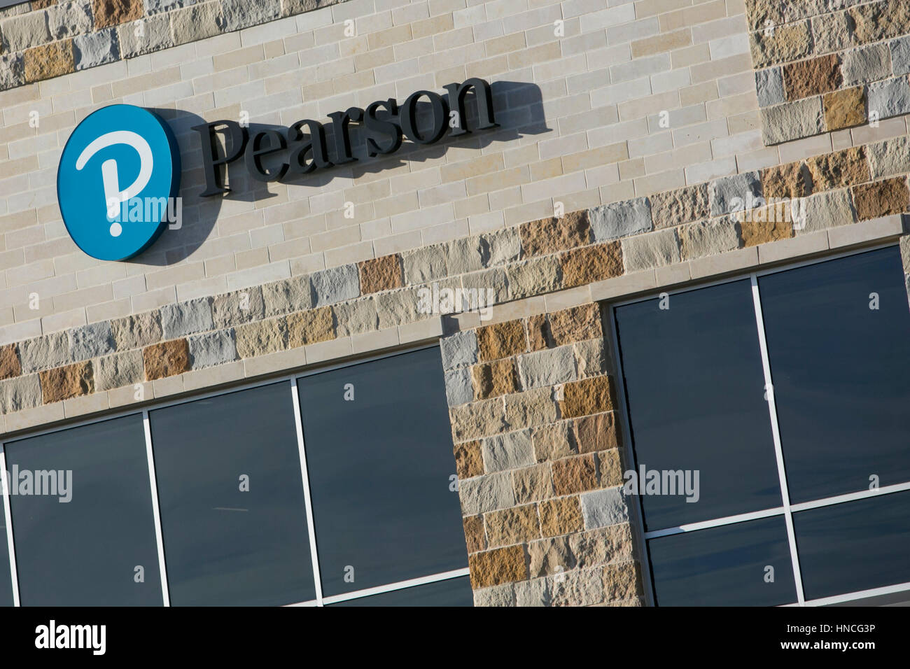 Un segno del logo al di fuori di una struttura occupata da Pearson PLC di Austin, in Texas, il 28 gennaio 2017. Foto Stock