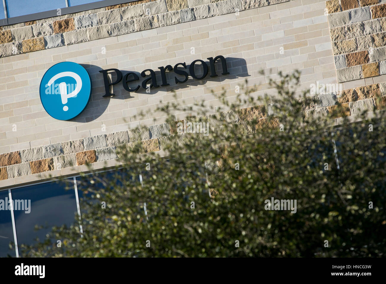 Un segno del logo al di fuori di una struttura occupata da Pearson PLC di Austin, in Texas, il 28 gennaio 2017. Foto Stock