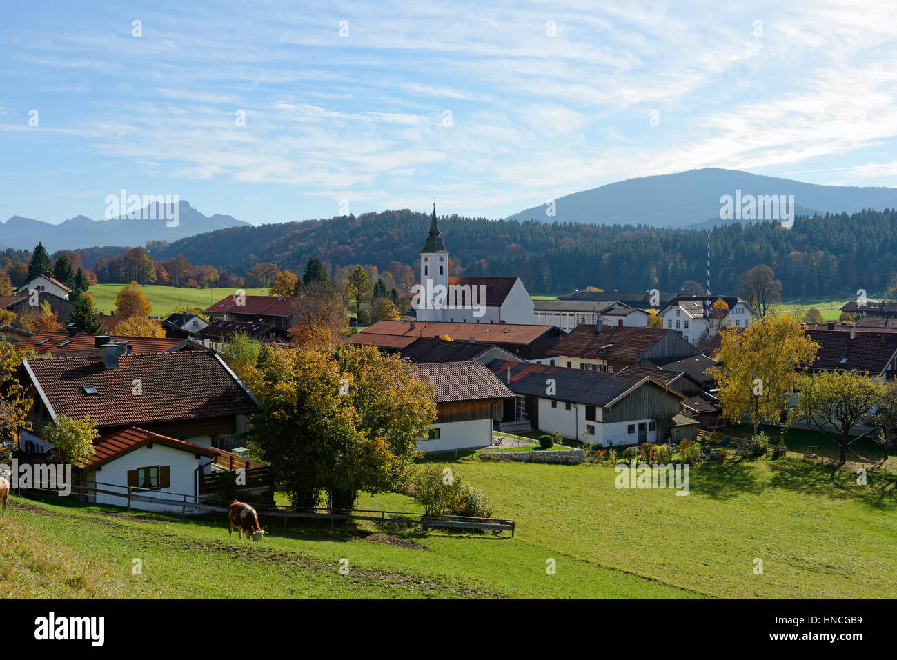 Parsberg di fronte montagne in autunno, Alpine foreland, Alta Baviera, Baviera, Germania Foto Stock