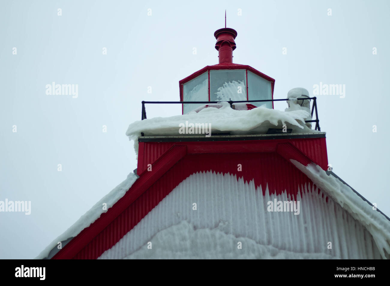 La parte superiore di un molo casa che è ricoperto di ghiaccio. Foto Stock