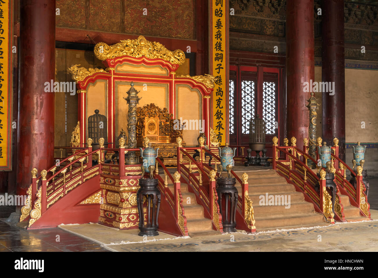 Trono nella sala della suprema armonia, la Città Proibita di Pechino, Cina Foto Stock
