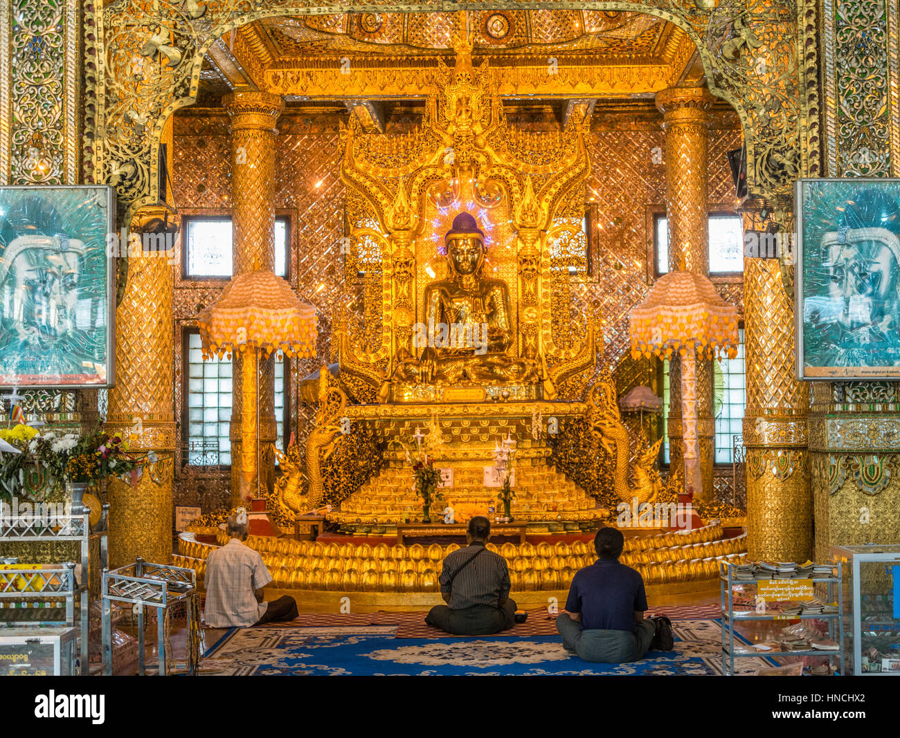 La gente del luogo pregando, dorate Budda seduto, Nan Oo Buddha, Nan Oo Buddha Hall, Botataung Pagoda, tempio buddista, Yangon, Myanmar Foto Stock