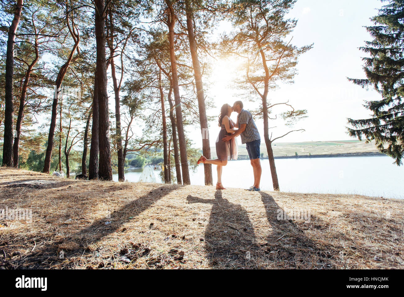 Coppia romantica sulla spiaggia al tramonto colorato sfondo Foto Stock