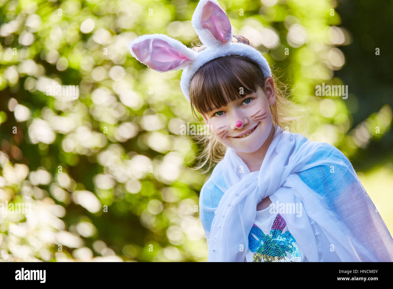 Ragazza con bunny constume e faccia la vernice Foto Stock