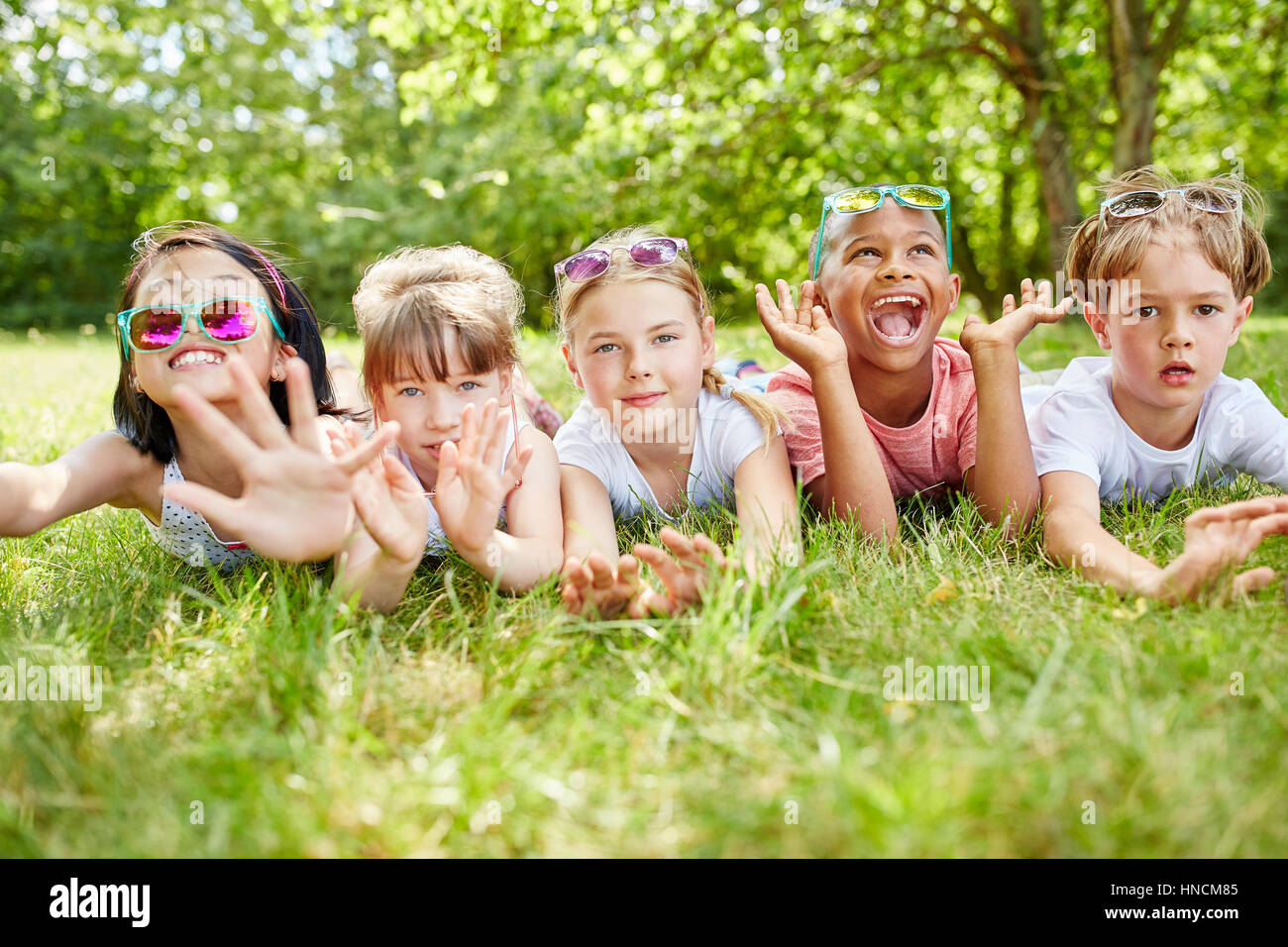 Interracial bambini divertirsi al parco durante le vacanze estive Foto Stock