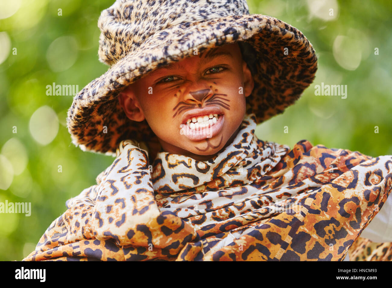 Bambino africano creative con leopard costume e faccia la vernice Foto Stock