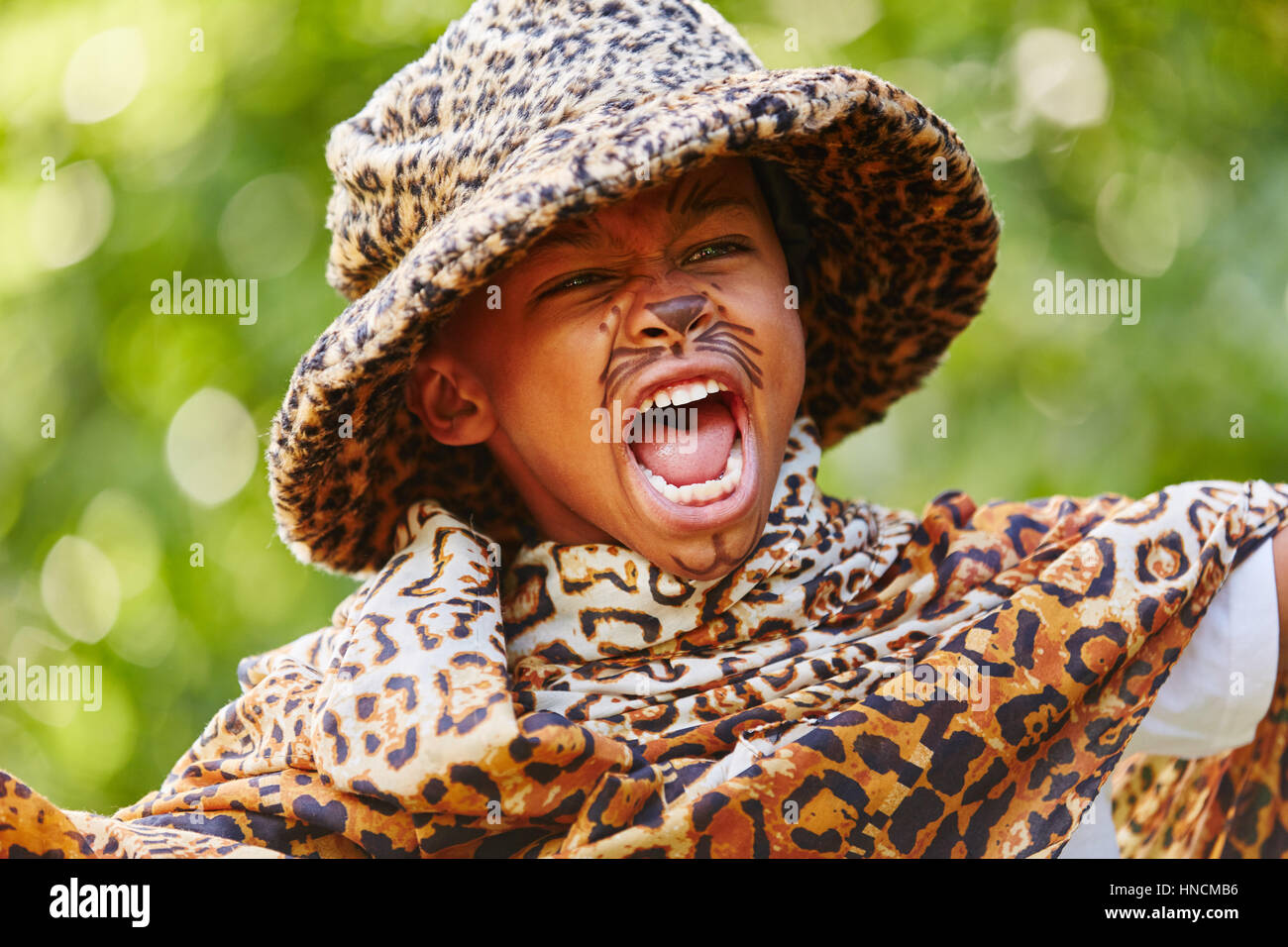 Bambino africano con creative costume di leopard divertendosi in giochi a scuola Foto Stock