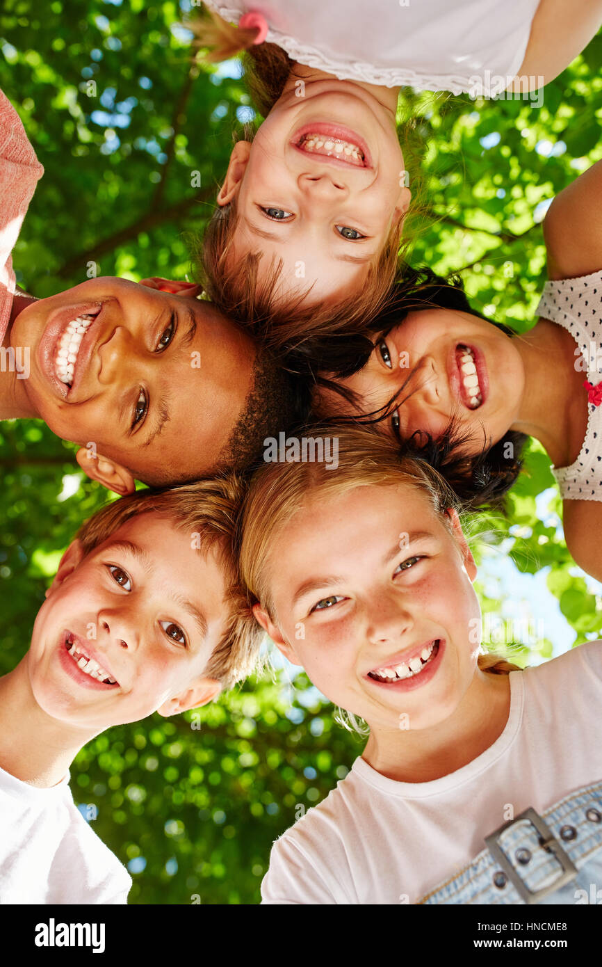 Interracial i bambini in un cerchio sorridente con gioia insieme Foto Stock
