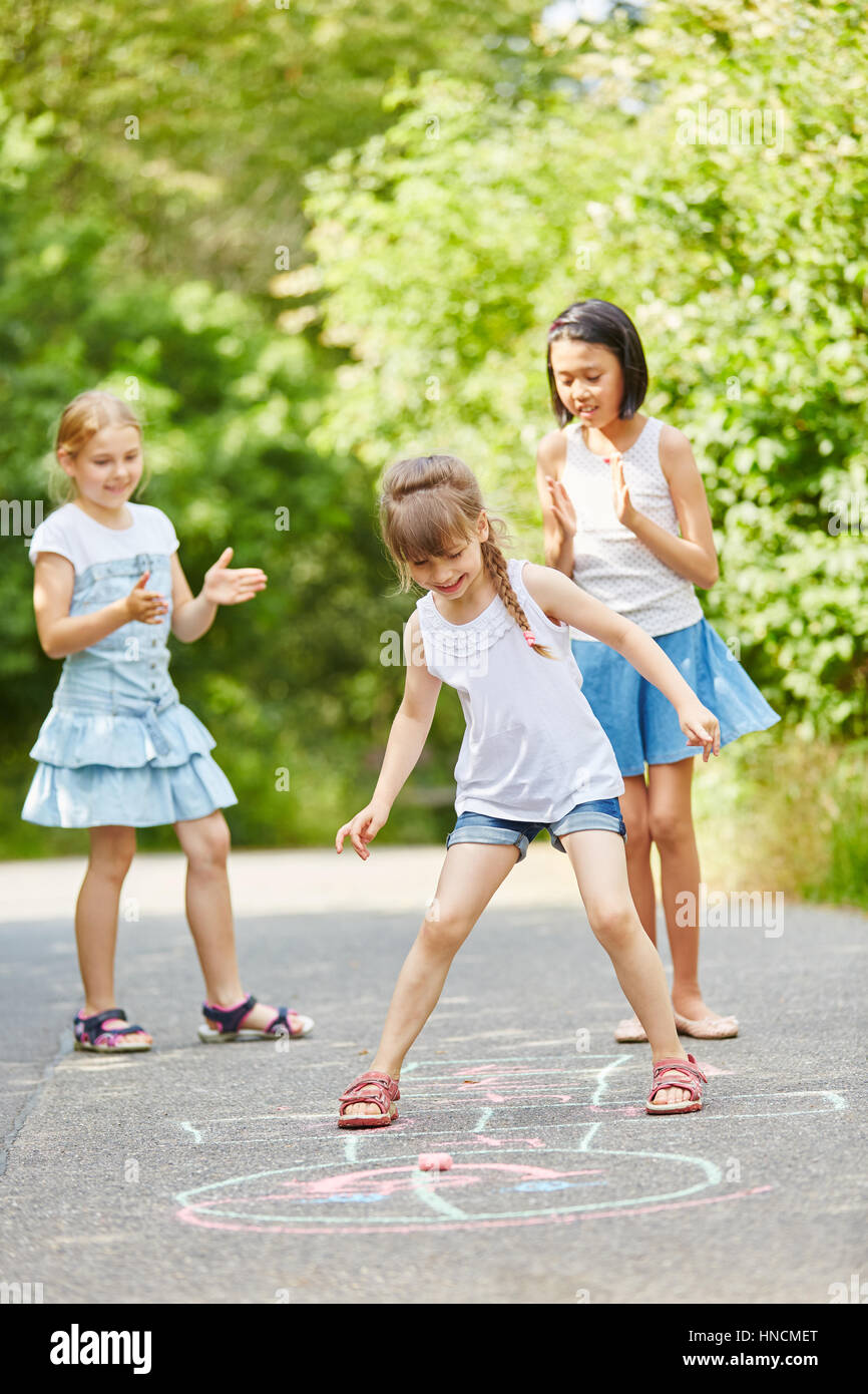 Divertimento per bambini di gioco nel parco in estate Foto Stock