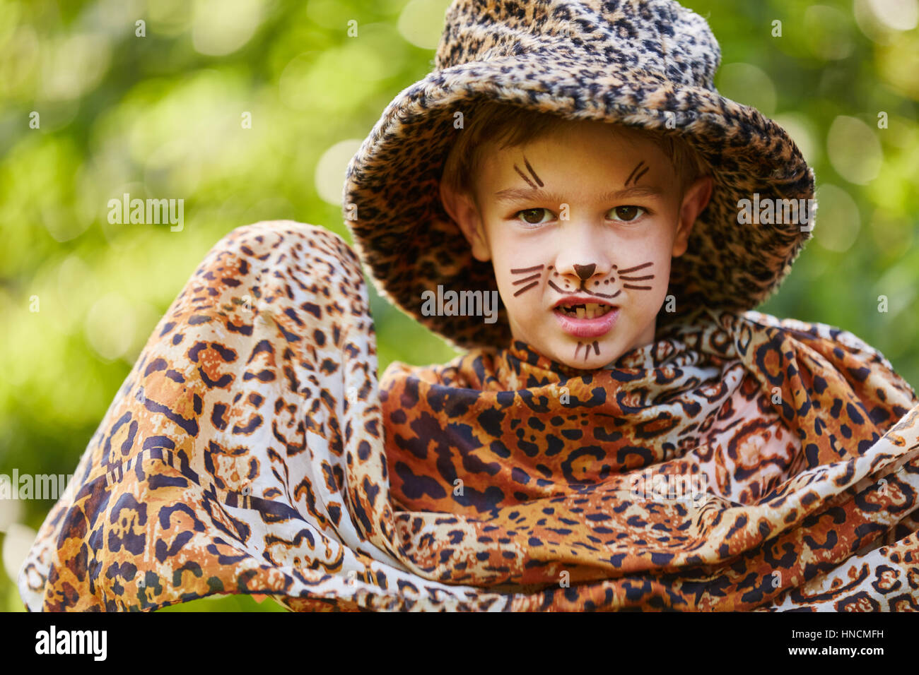 Bambino con leopard costume e creative compongono il carnevale Foto Stock
