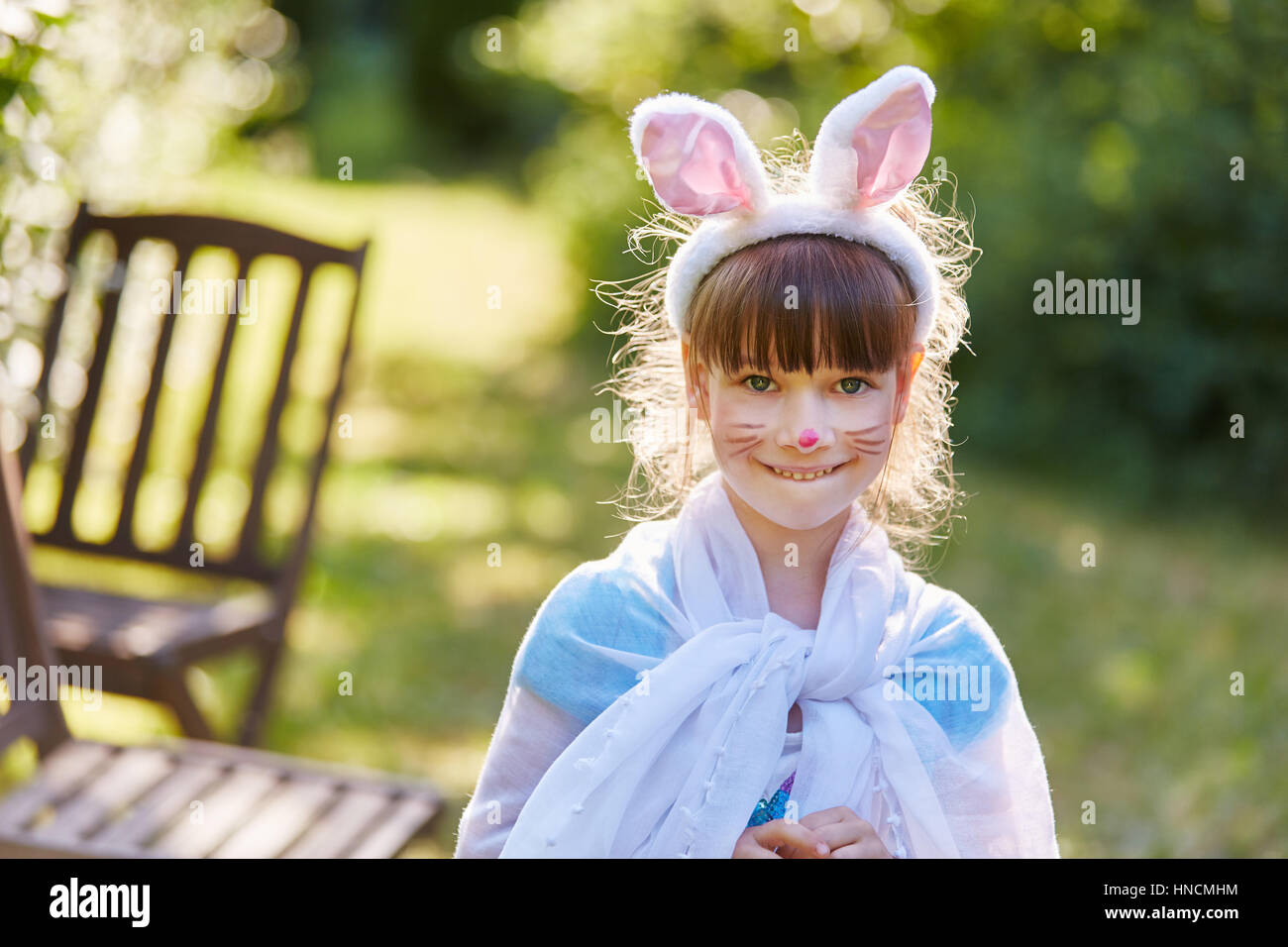 Ragazza vestita come bunny nel carnevale con face paint Foto Stock