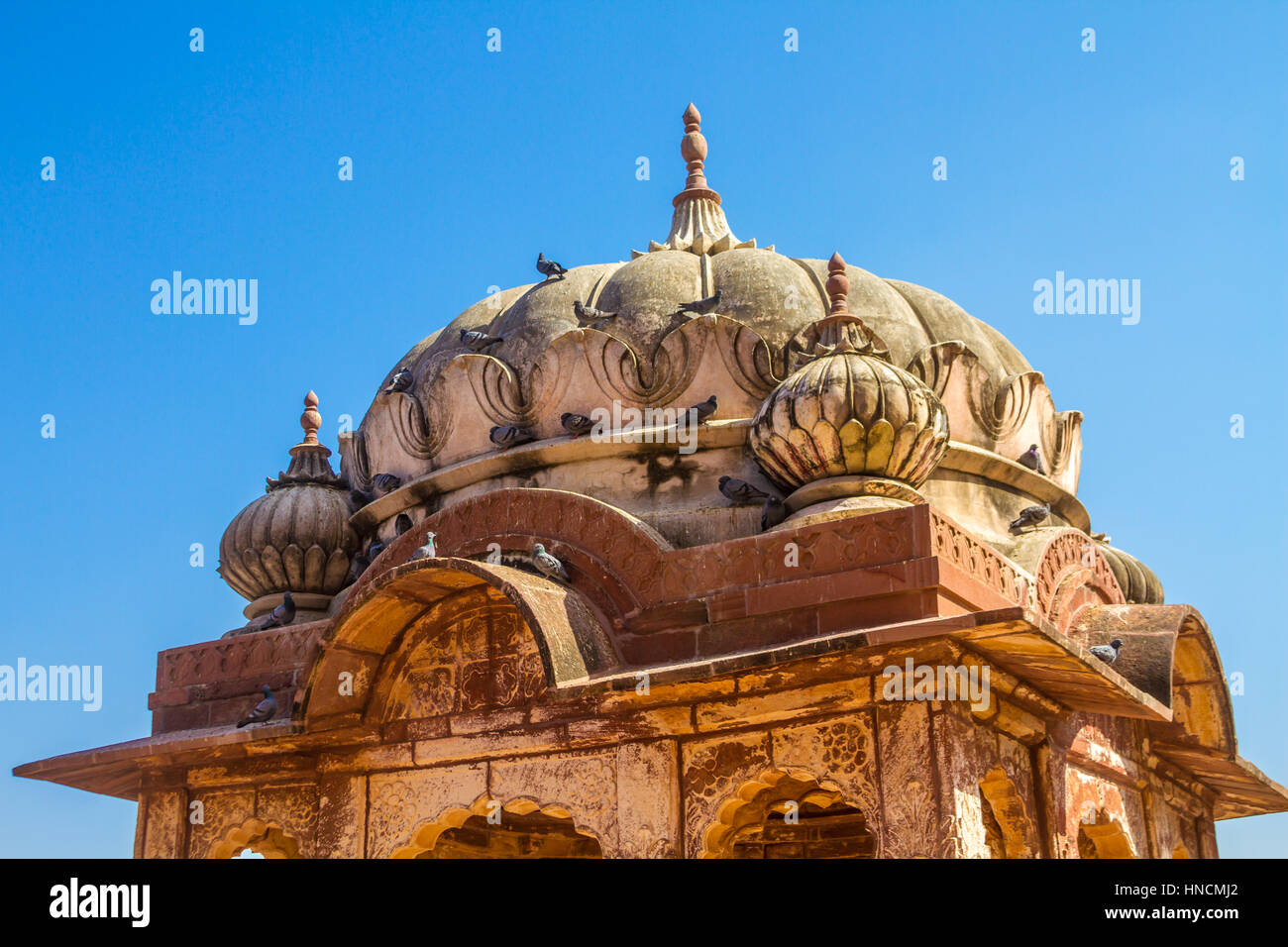 Una pietra mandapa (piattaforma) fuori dell'entrata del Forte Mehrangarh di Jodhpur, India Foto Stock