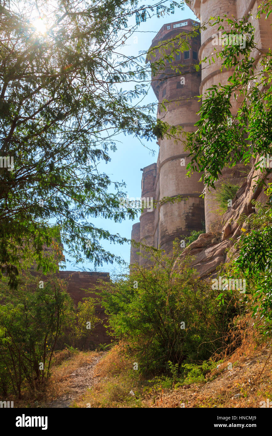Un piccolo sentiero a lato del Forte Mehrangarh di Jodhpur, Rajasthan. Foto Stock