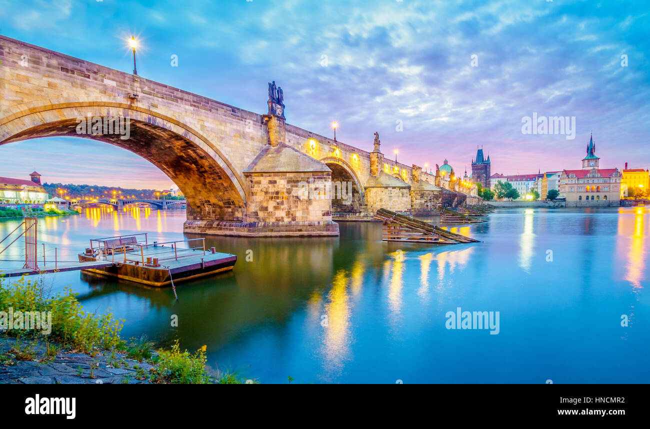 Il Ponte Carlo si trova a Praga, Repubblica Ceca. Finito nel XV secolo, è un gotico medievale ponte che attraversa il fiume Moldava. Il suo PIL Foto Stock