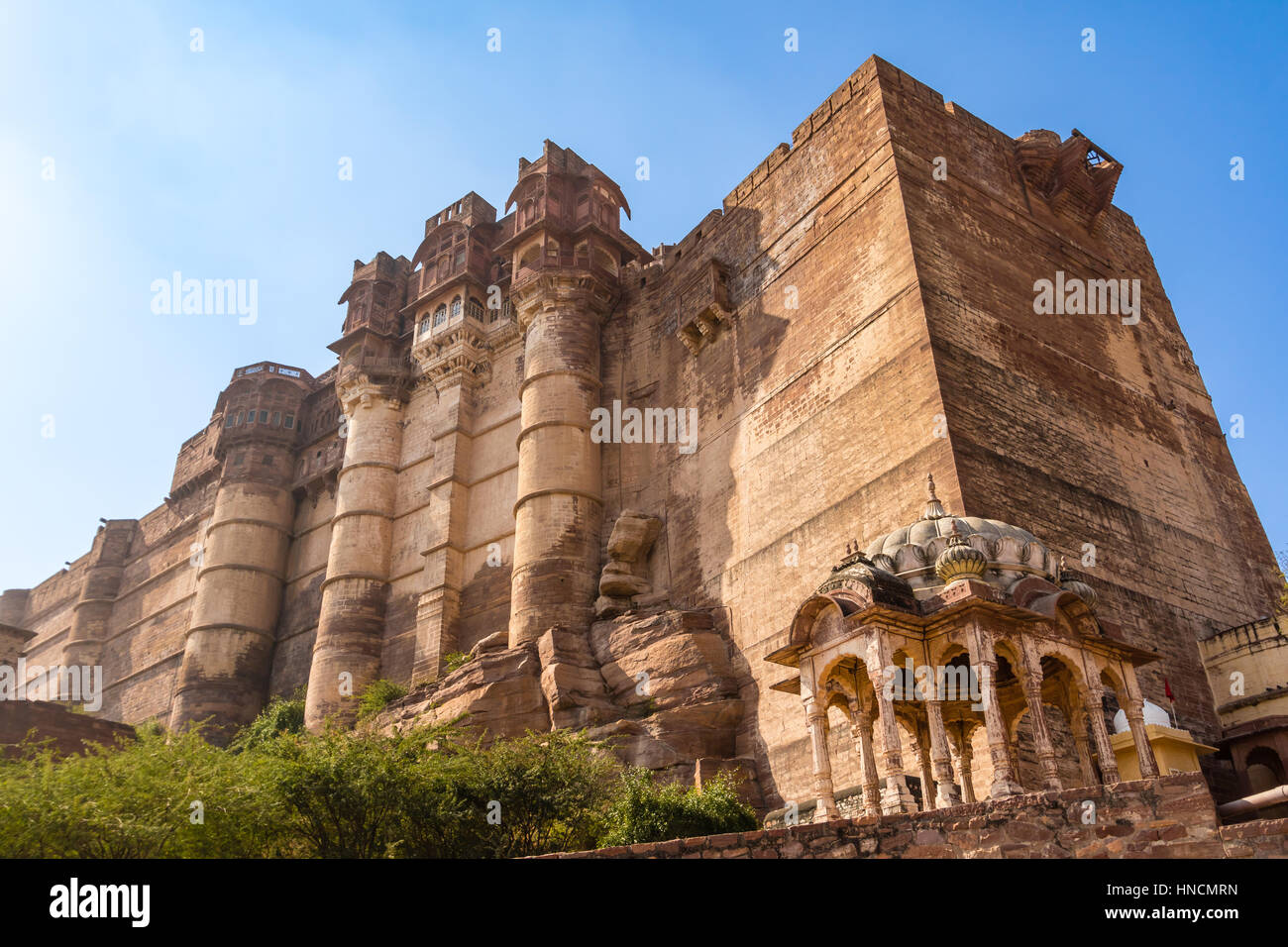Una pietra mandapa offuscato dal Forte Mehrangarh di Jodhpur, India. Foto Stock