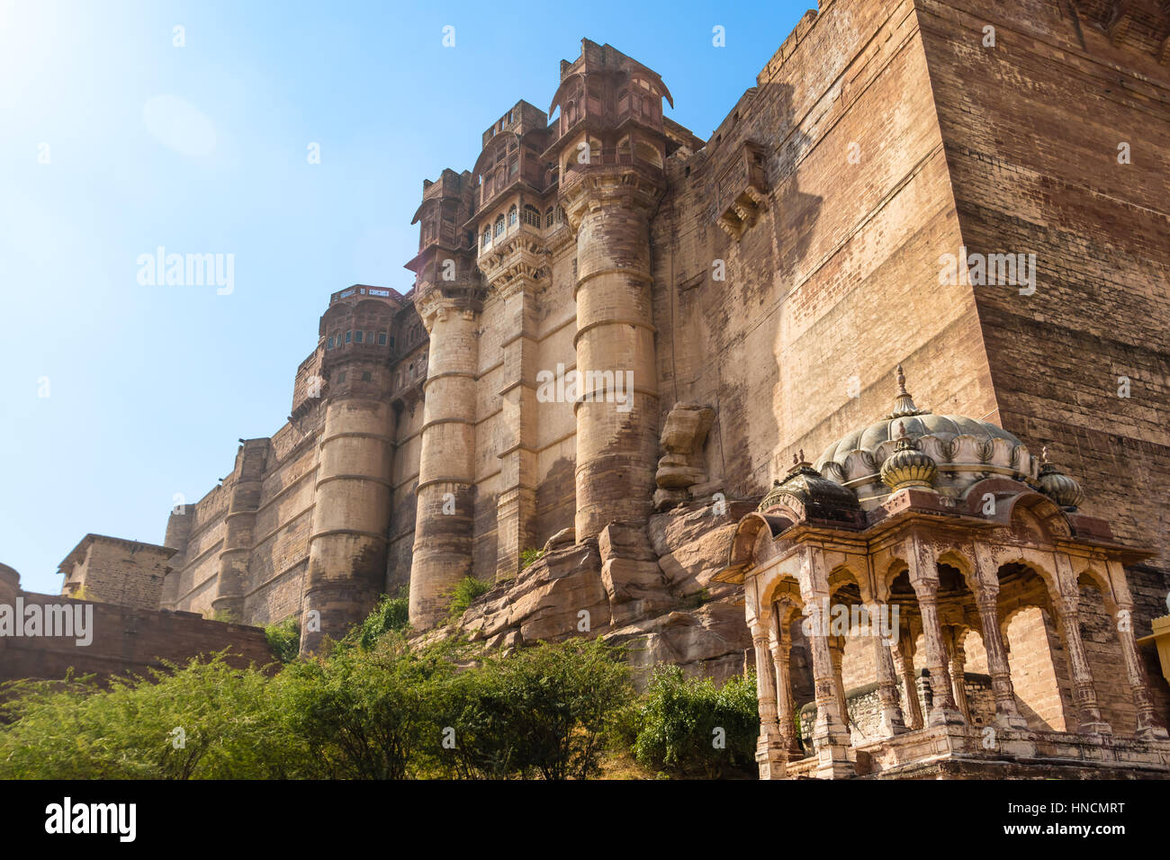 Una pietra mandapa offuscato dal Forte Mehrangarh di Jodhpur, India. Foto Stock