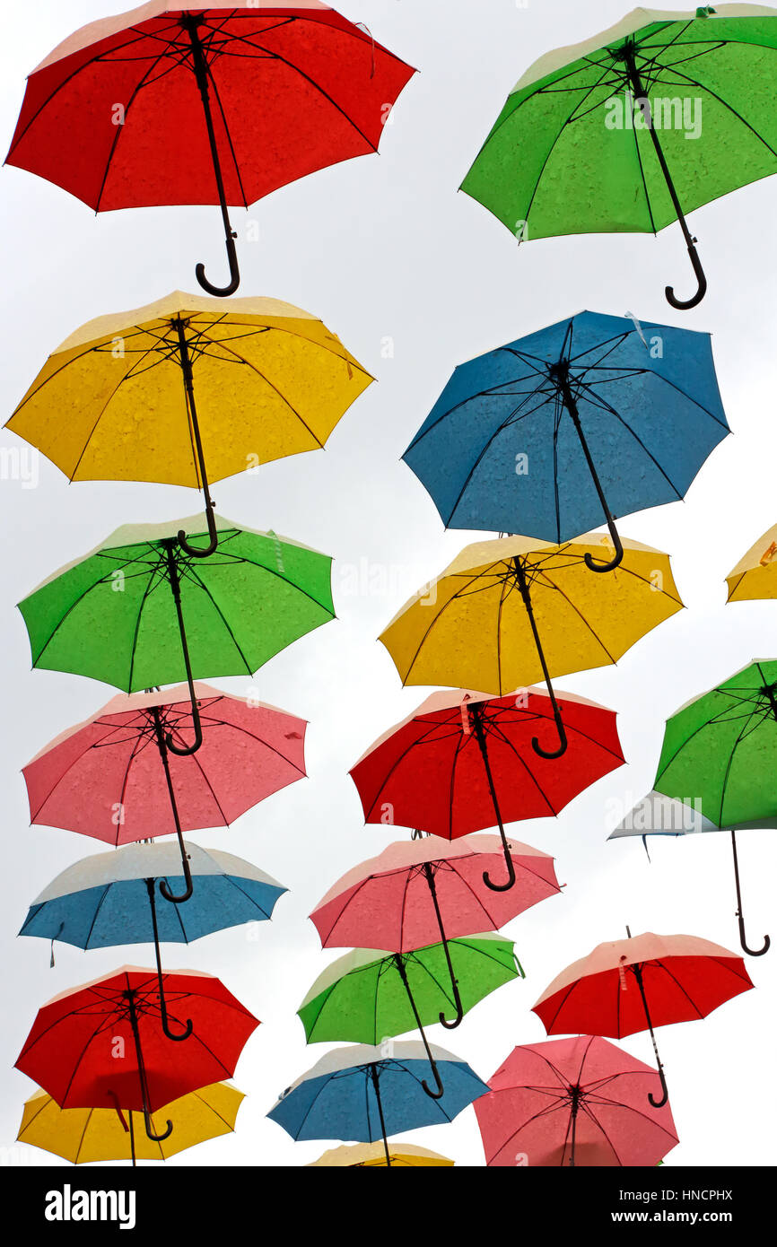 Colorate, appeso ombrelloni su bianco Foto Stock