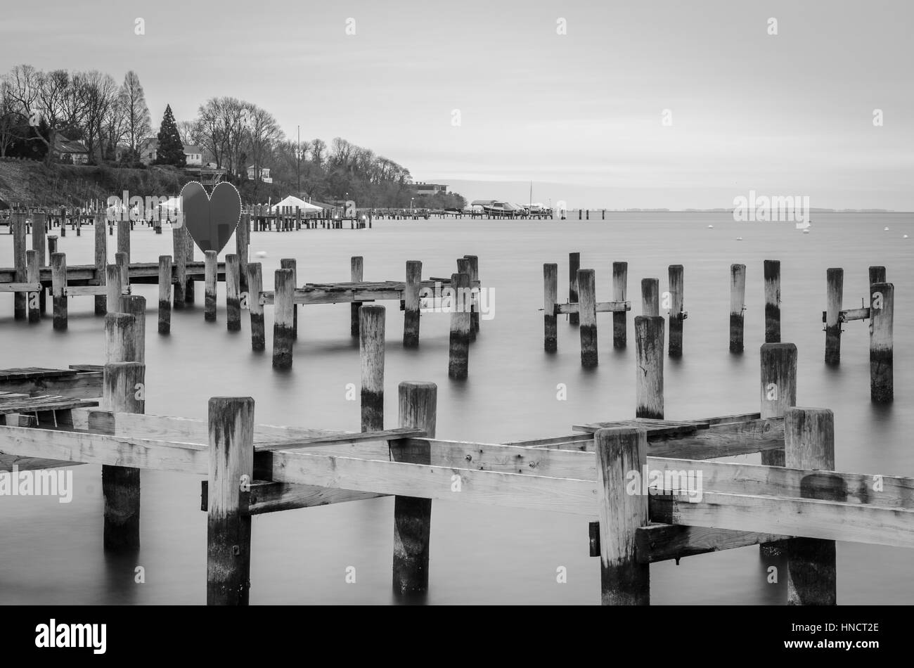 Severn River e il vecchio molo in legno a Jonas Green Park in Annapolis Maryland Foto Stock