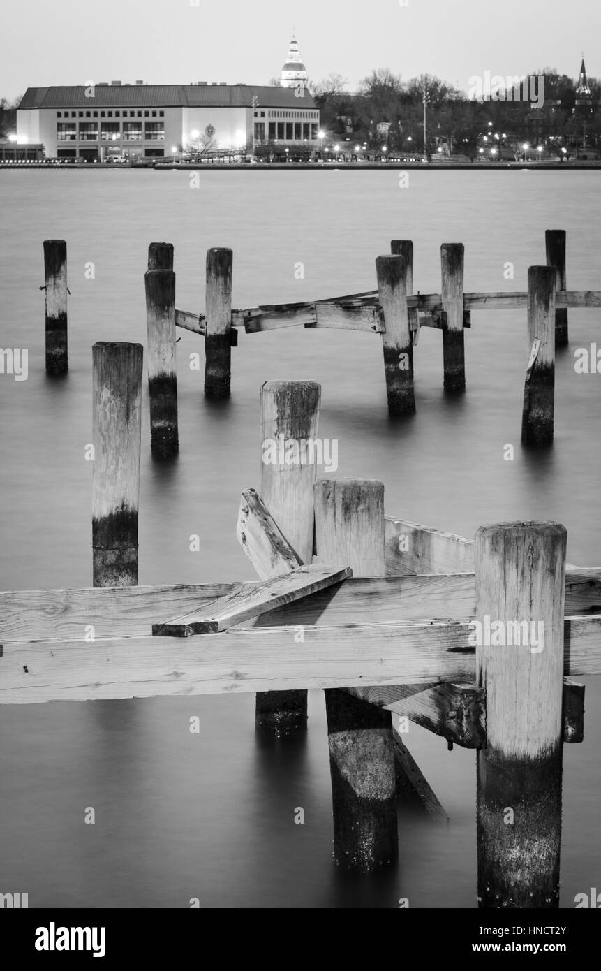 Severn River e il vecchio molo in legno a Jonas Green Park in Annapolis Maryland Foto Stock