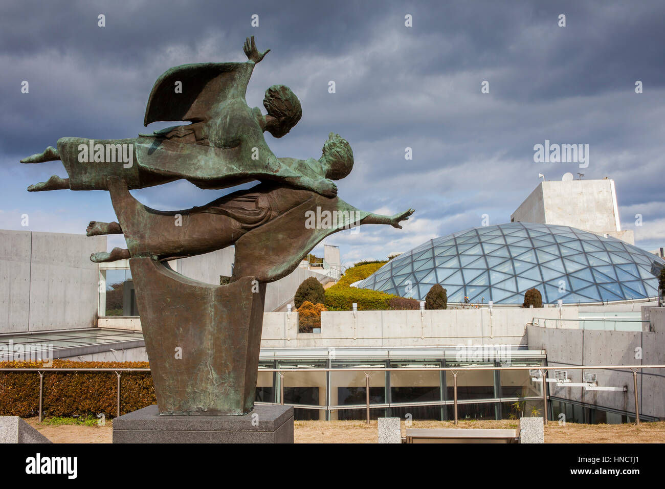 un-monumento-alle-vittime-della-bomba-atomica-esterno-del-museo-della