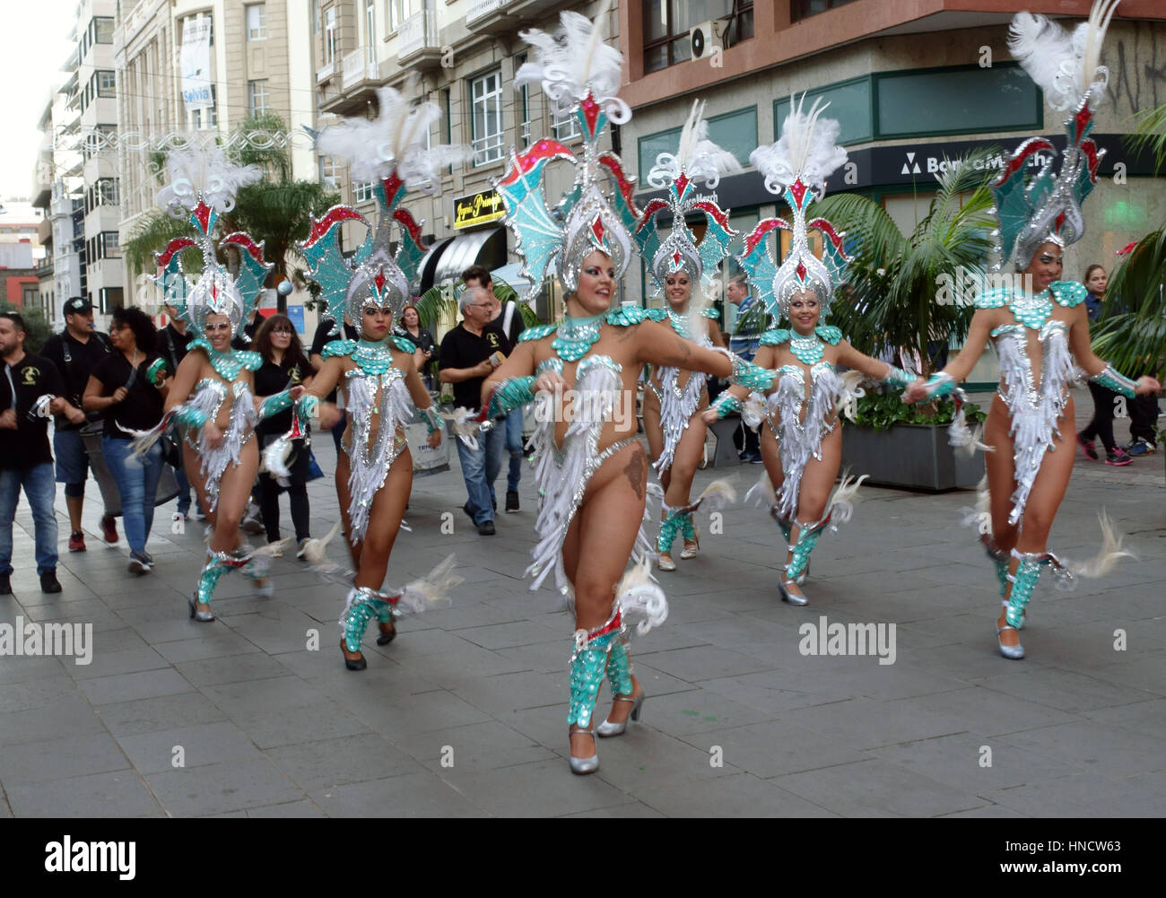 Gli artisti interpreti o esecutori di carnevale in strada a Santa Cruz de Tenerife, Isole Canarie, Spagna Foto Stock