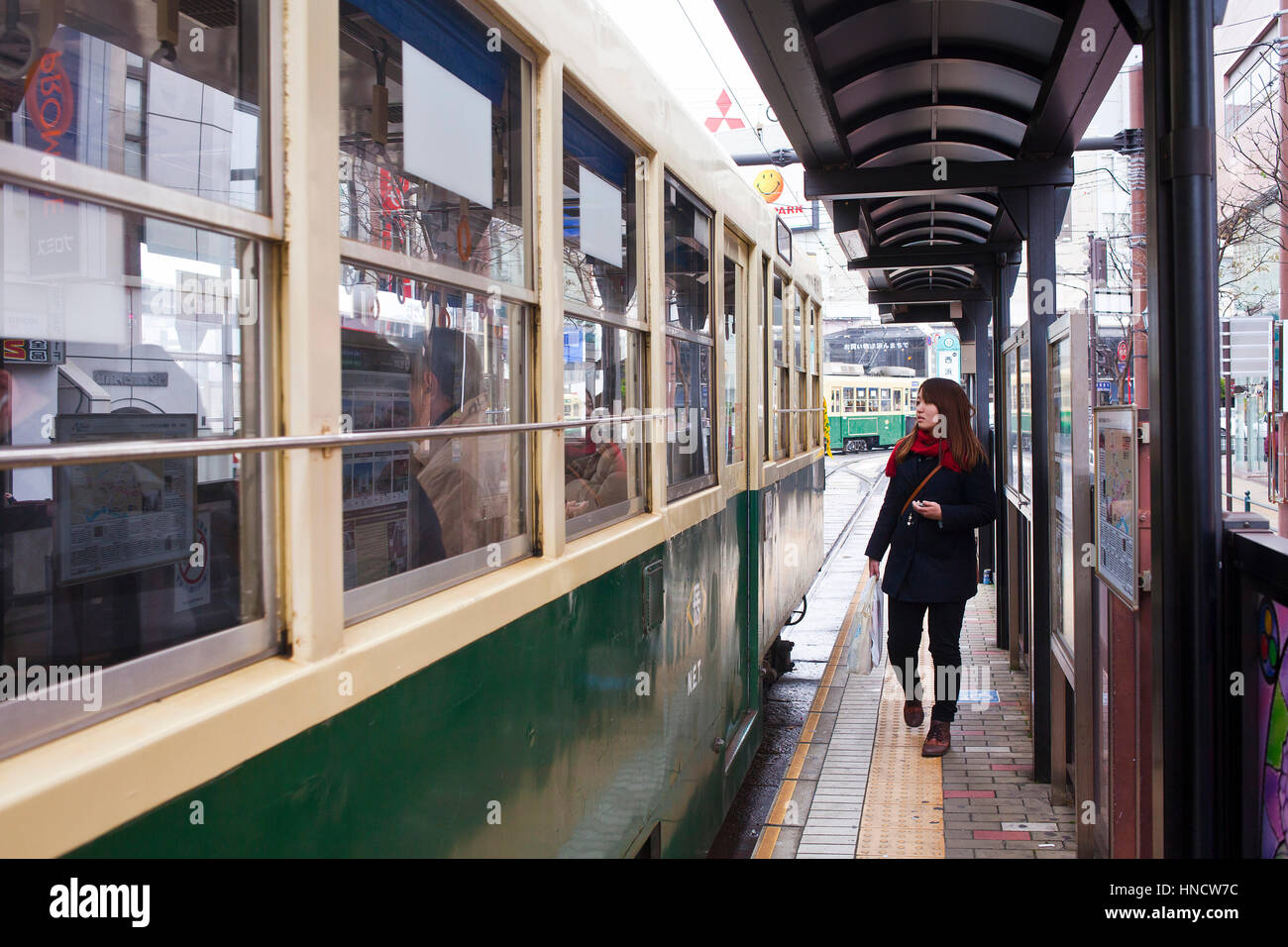 La fermata del tram di Nishi Hamano Machi, di Nagasaki, Giappone. Foto Stock