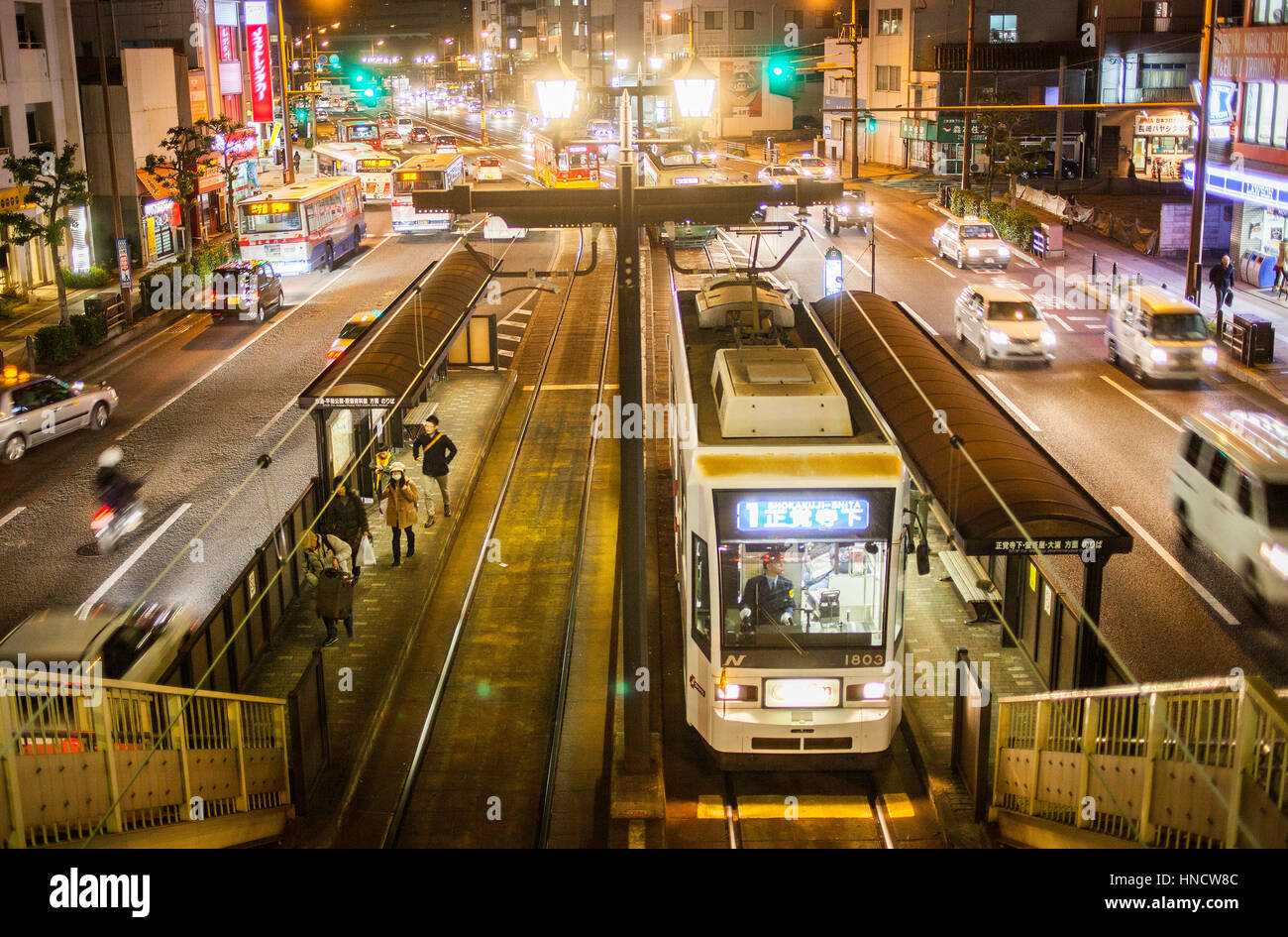 La fermata del tram di Yachiyo machi, di Nagasaki, Giappone. Foto Stock