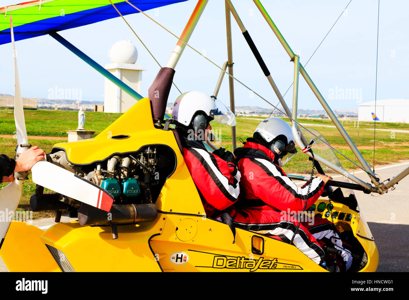 Apollo Deltajet 2 flexwing ultraleggero con equipaggio di due, in attesa di decollo dall aeroporto di Luqa, Malta Foto Stock
