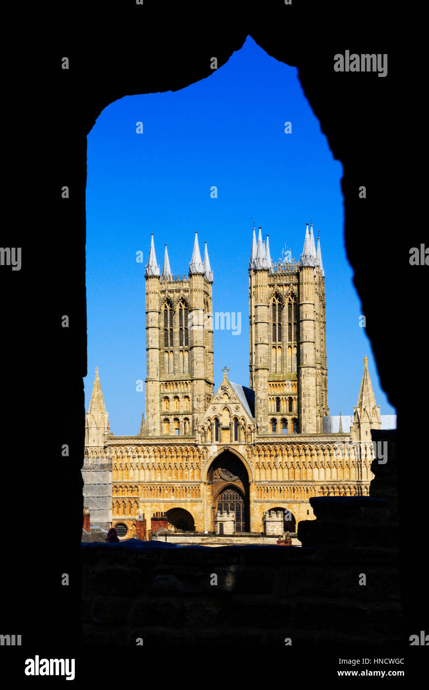 Cattedrale di Lincoln visto attraverso una finestra in Lincoln Castle. Foto Stock