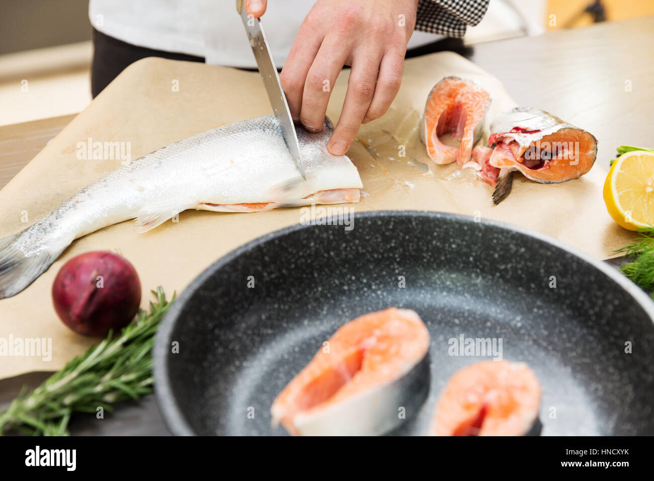 Cuocere il salmone di taglio il pesce per la cottura Foto Stock