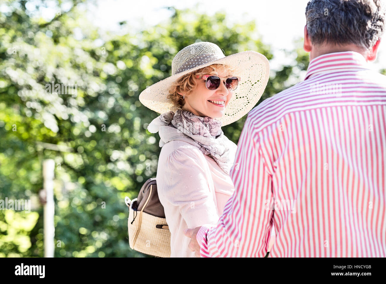 Felice donna di mezza età con uomo in posizione di parcheggio Foto Stock