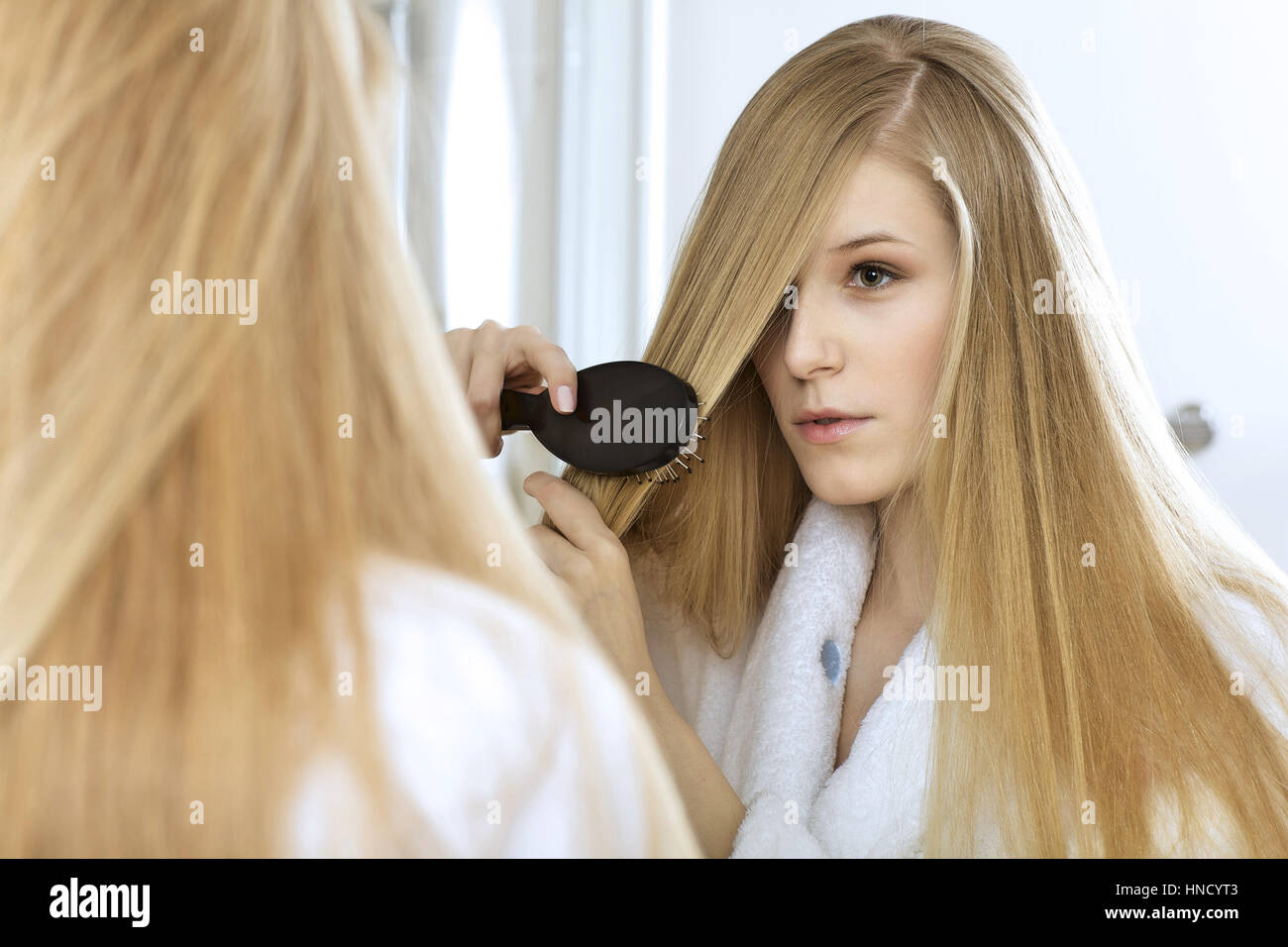 Donna capelli di spazzolatura Foto Stock